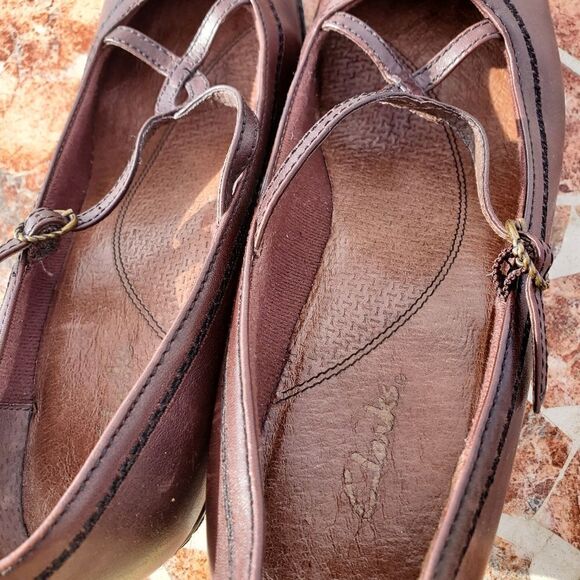 Brown Clarks shoes - Picture 3 of 5